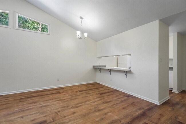 Foto del edificio - 2556 Panther Creek Rd