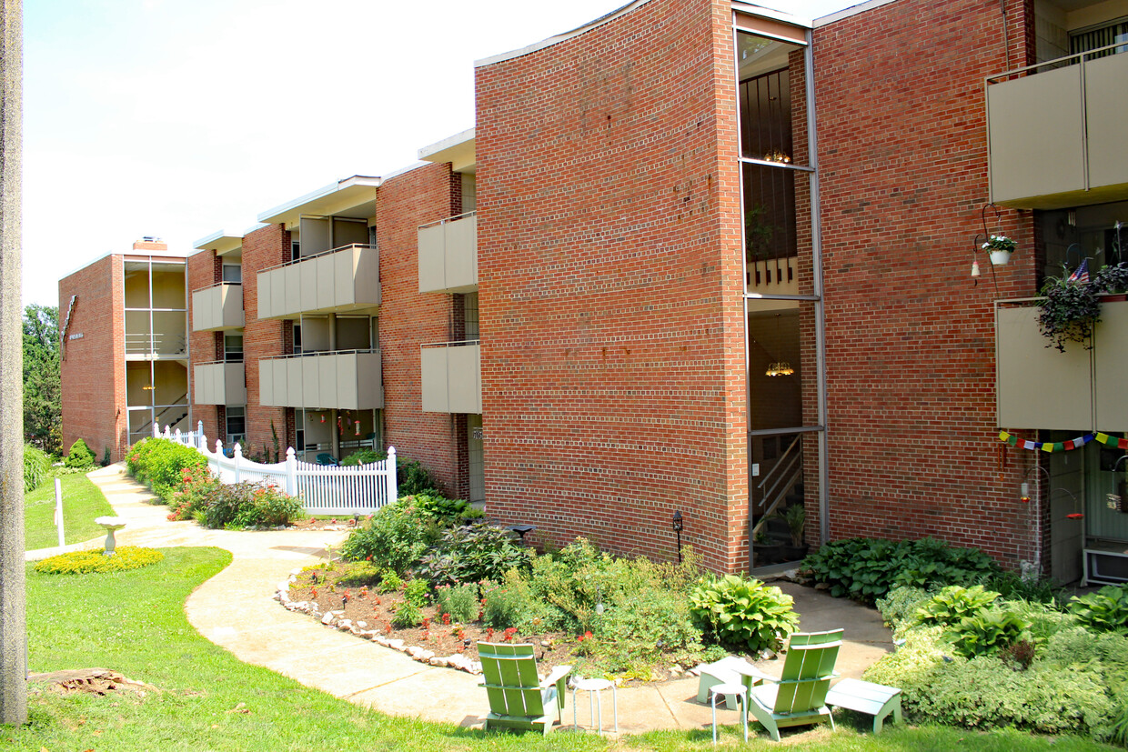 Building Photo - Geneva Apartments