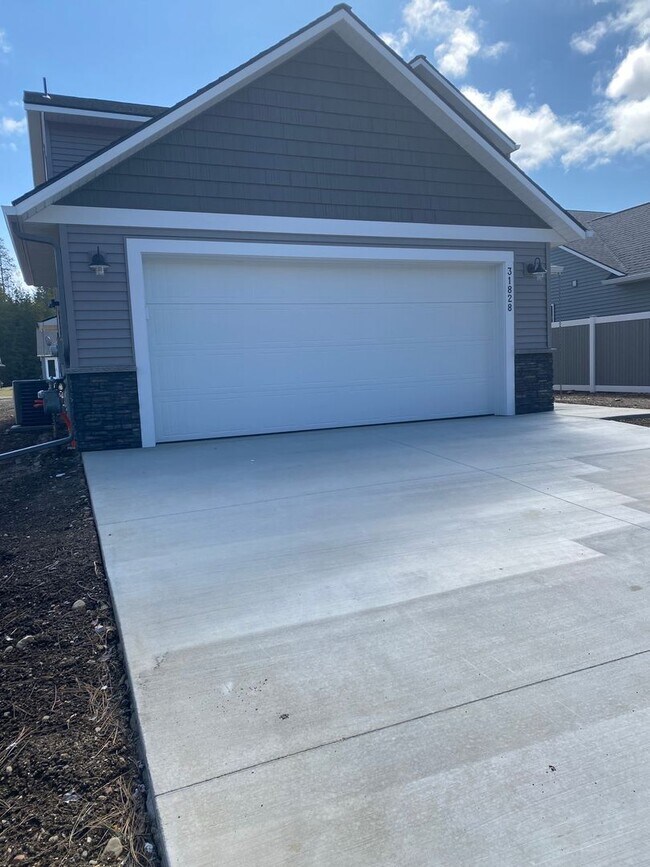 Foto del edificio - New home on 8th Avenue in Spirit Lake