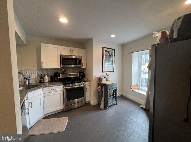 Building Photo - 5226 Ridge Ave