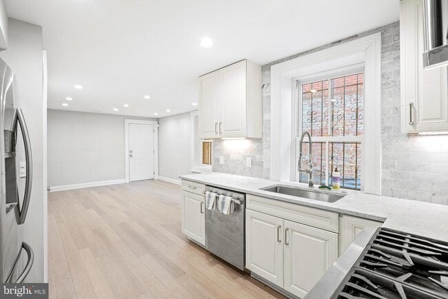 Building Photo - 1330 Vermont Ave NW