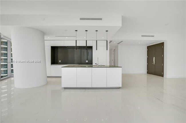 Building Photo - 300 Biscayne Blvd Way