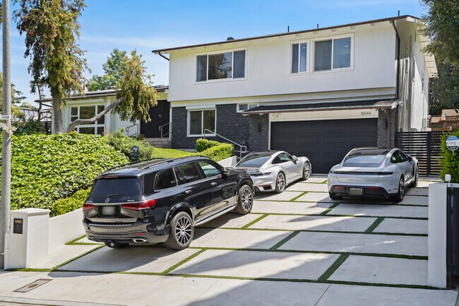 Building Photo - 16544 Park Lane Dr