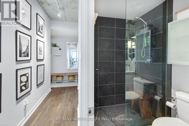Photo du bâtiment - 650 King St W