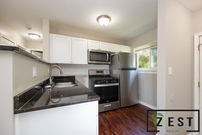 Building Photo - 3 BED 1 BATH HOME