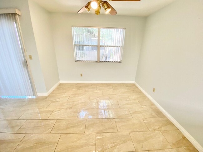 Building Photo - CUTE 1ST FLOOR CONDO UNIT 2 BEDROOM / 2 FU...