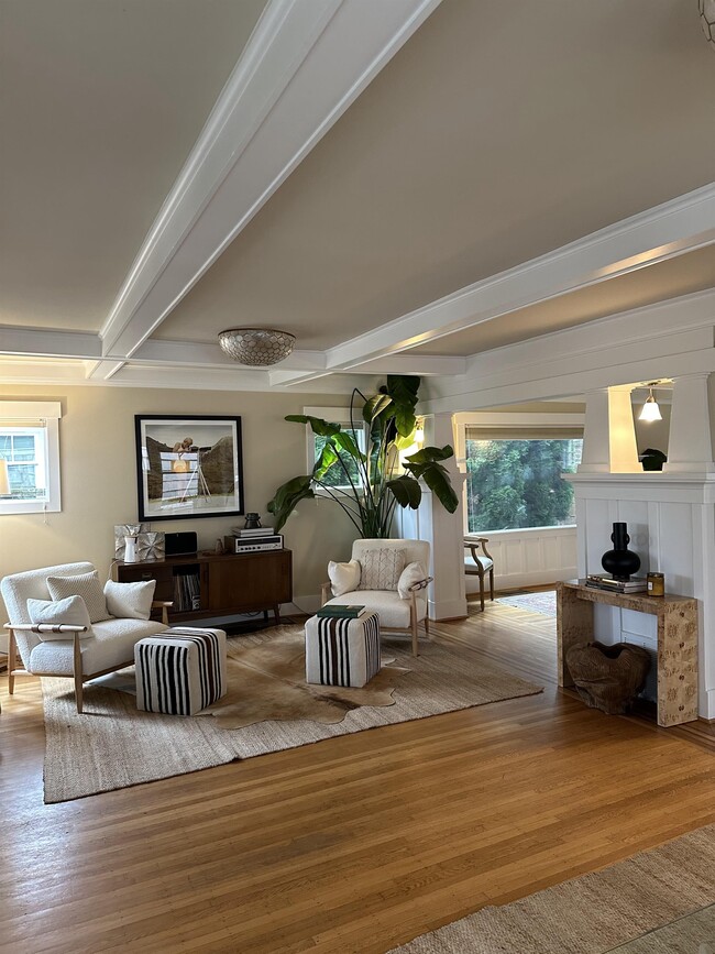 Building Photo - 335 23rd Ave E