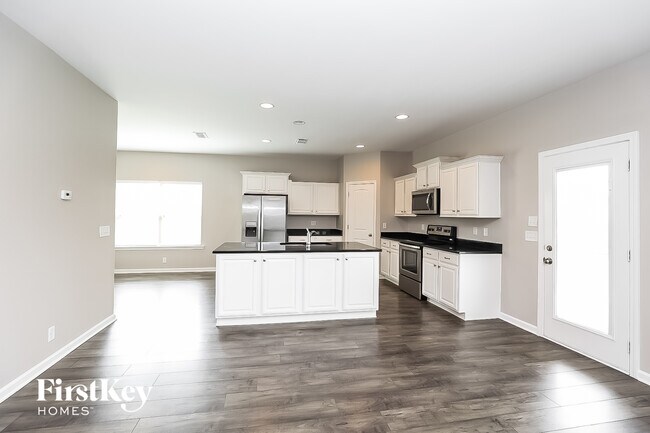 Foto del edificio - 3241 Mapleside Ln