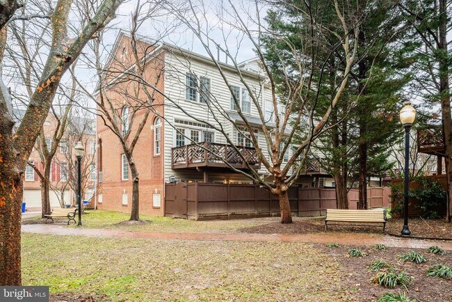 Building Photo - 259 Murtha St