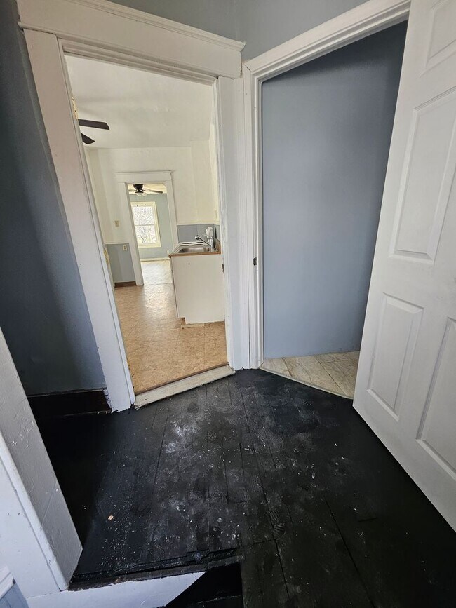 Foto del edificio - Upper 2 bedroom unit lower east side