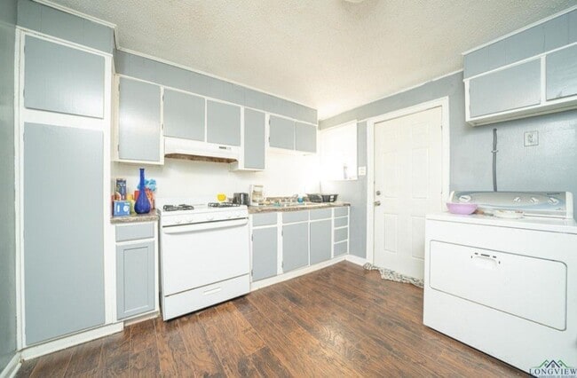 Building Photo - 106 S Davis St