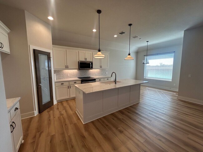 Building Photo - Amazing 3 Bedroom Midway Home