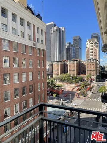 Foto del edificio - 315 W 5th St