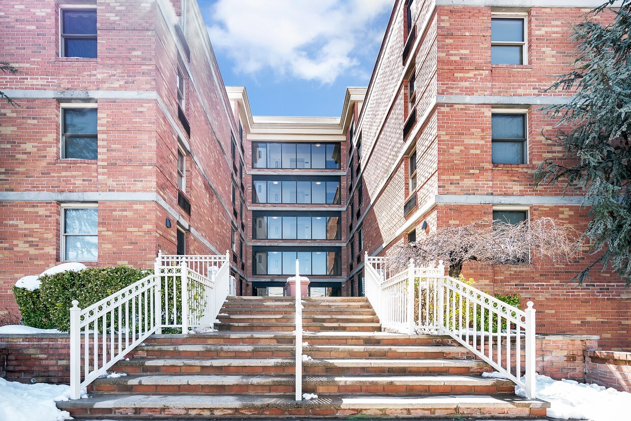 Peninsula Court Bayonne - 22 W 25th St
