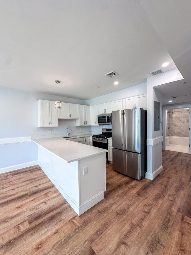 3 Bd Kitchen - New Horizons Apartment