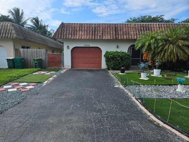 Foto del edificio - 7904 NW 70th Ct