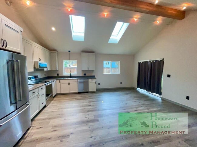 Building Photo - Private Set-back exceptional BRAND NEW ADU...
