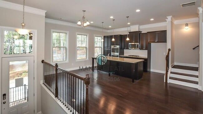 Building Photo - A beautifully designed townhome in the heart of Dunwoody