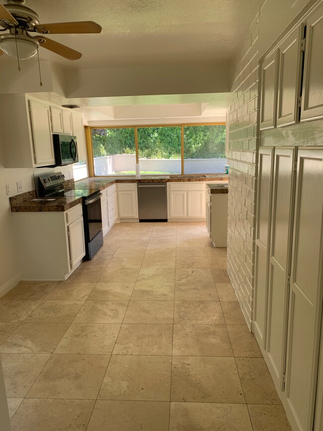 Building Photo - 26622 Saddleback Dr