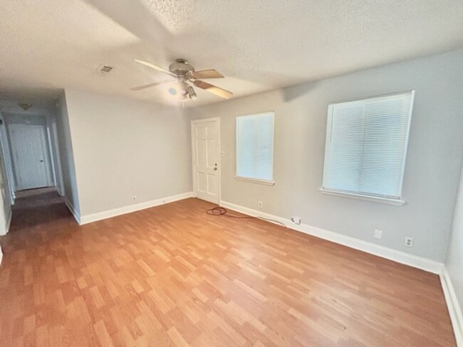 Building Photo - THREE BEDROOM/ONE AND HALF BATH SPACIOUS R...