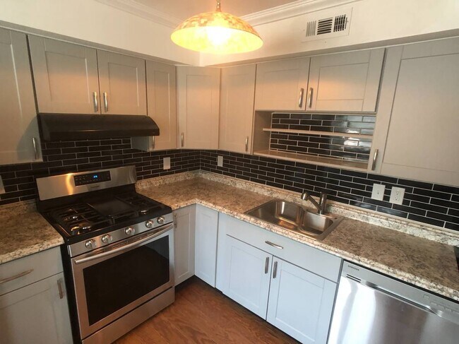 Building Photo - Newer & Modern 3 Bed., 1.5 Bath Home w/W/D...