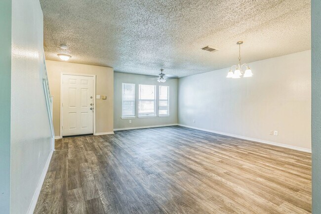 Foto del edificio - Spacious 4-Bedroom Home with Open Floor Pl...