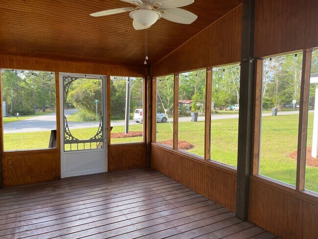 Building Photo - 809 Magnolia Dr