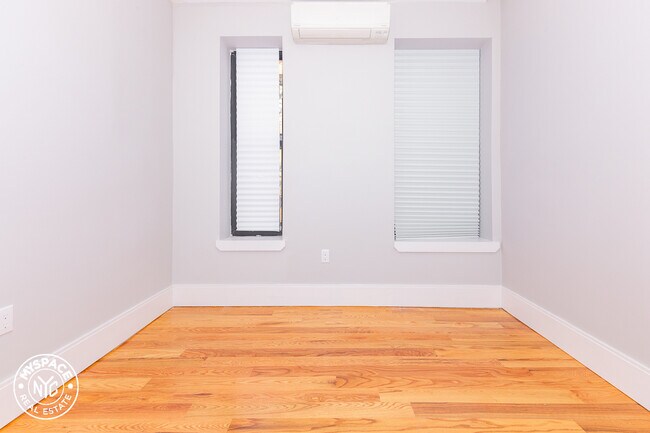 Foto del edificio - 245 Sullivan Pl