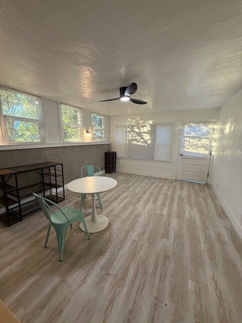 Sala de estar amplia y luminosa con acabados industriales modernos. - 24606 University Ave