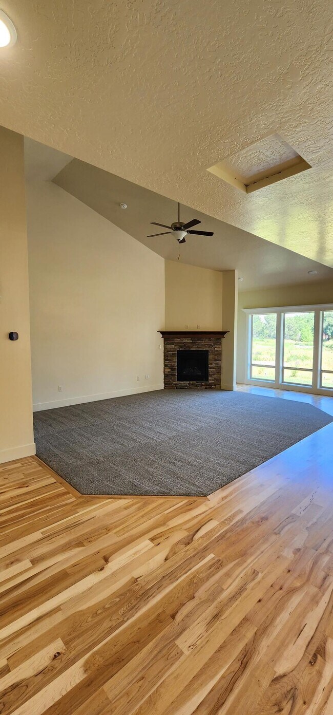 Foto del edificio - 2528 E Hidden Crk St