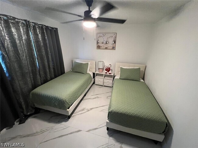 Foto del edificio - 1118 NE Pine Island Ln