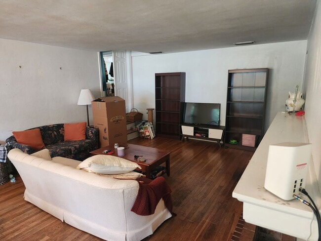 Foto del edificio - 4 bedroom house available near UF campus