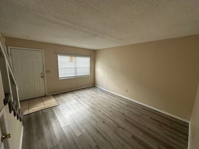 Foto del edificio - Cute 2/1.5 Town Home Available Near UCF!