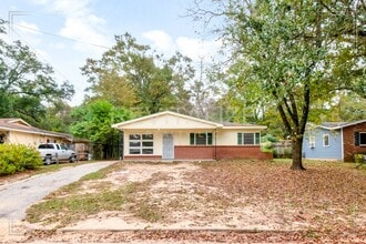 Building Photo - 1104 Rhett Dr