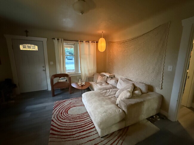 Sala de estar - 1568 3rd St NE