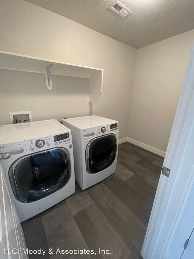 Foto del edificio - 4 br, 3 bath House - 4013 W. 740 N.