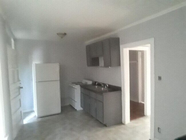 Kitchen cooking area - 737 N Mayfield Ave