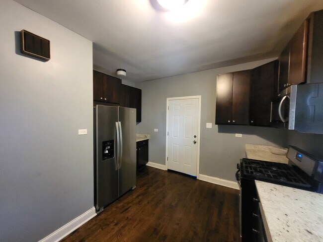 Foto del edificio - 5734 W Windsor Ave