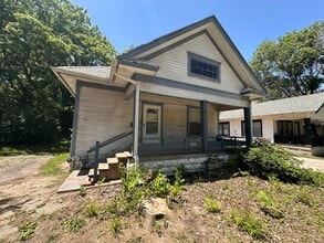 Building Photo - 327 N Spruce St