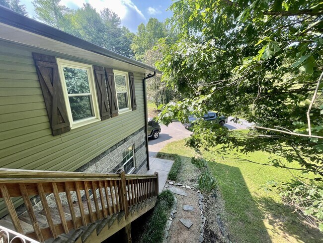 Foto del edificio - 225 Darnell Ln