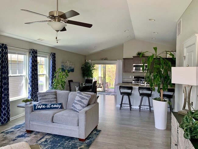 Foto del edificio - 104 Emerald Dr