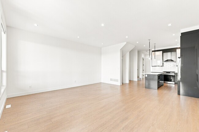 Photo du bâtiment - 16694-16616 16 Ave
