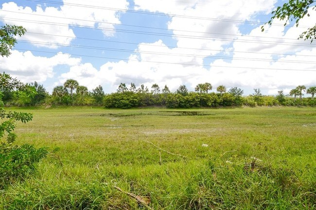 Foto del edificio - 361 Las Palmas St