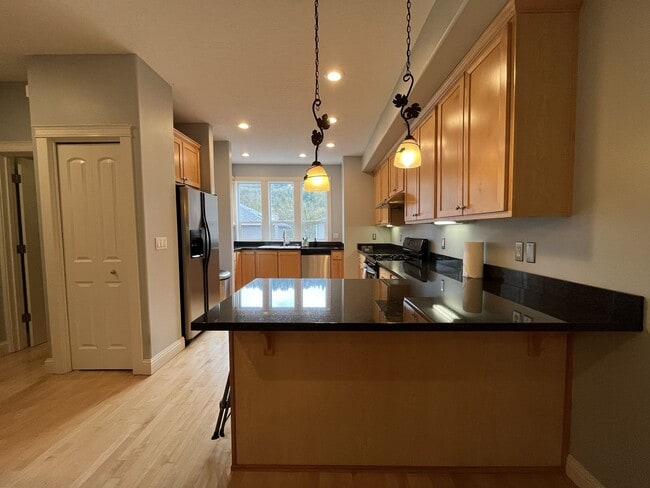 Foto del edificio - Modern Townhome Near OHSU with 3 Bedrooms Each with Private En-Suite Bath