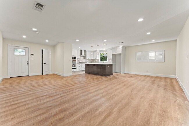 Foto del edificio - Showing Times: Every Friday 1:00PM - 2:00PM Every Saturdays 1:30PM - 2:30PM