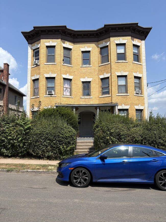 Building Photo - 174 Standish St
