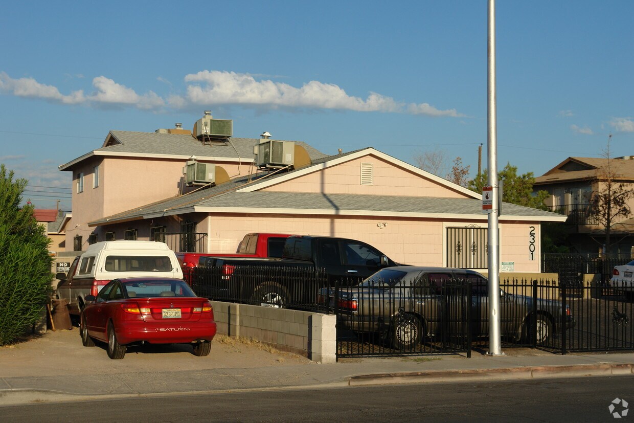 Building Photo - 2301 Crawford St