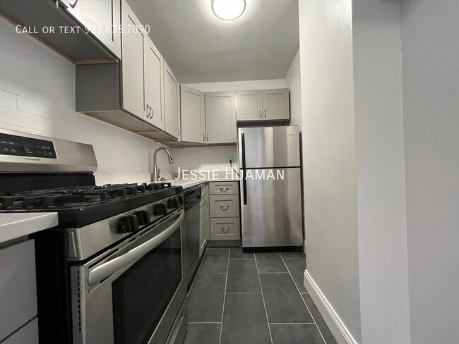 Building Photo - 340 E 74th St