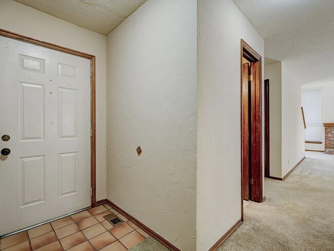 Building Photo - Beautiful 3bed/3bath Townhome Available in Westside Norman!!