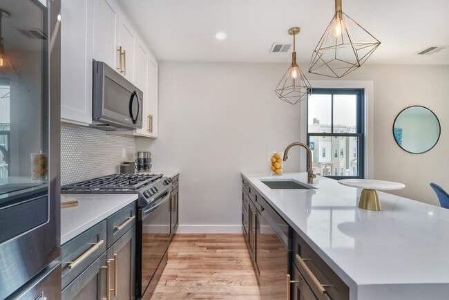 Building Photo - 74 Brooks St